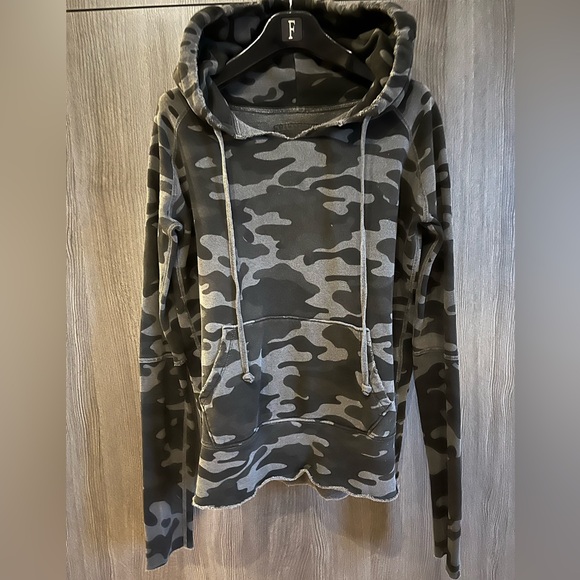 Nili Lotan Janie hoodie in dark grey camo - Picture 5 of 10